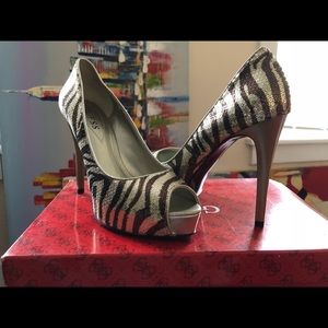 Guess peep toe